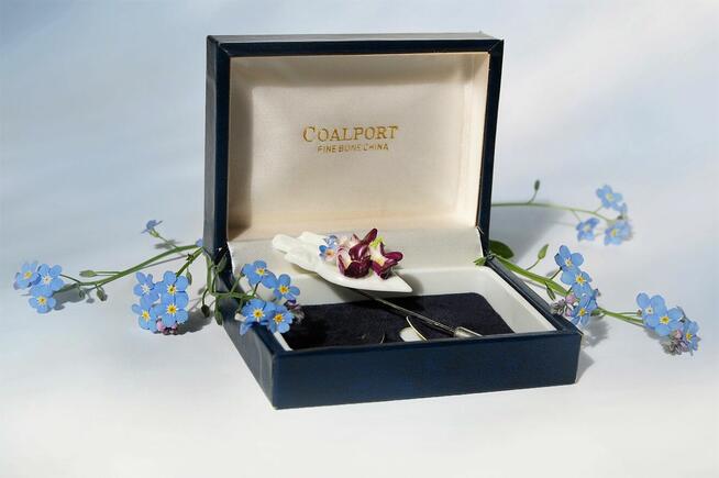 Porcelanowa broszka Coalport kwiaty fiołki vintage porcelana