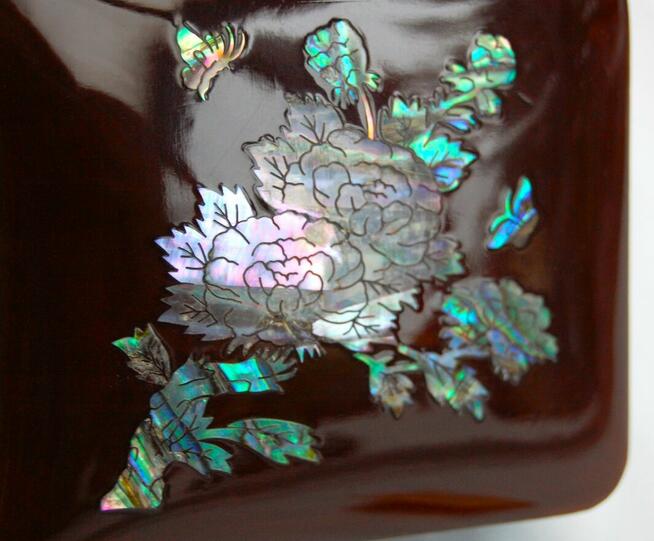 Szkatułka z laki bordowa laka inkrustowana masą perłową