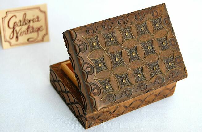 Drewniana szkatułka rzeźbiona inkrustowana mosiądzem PRL