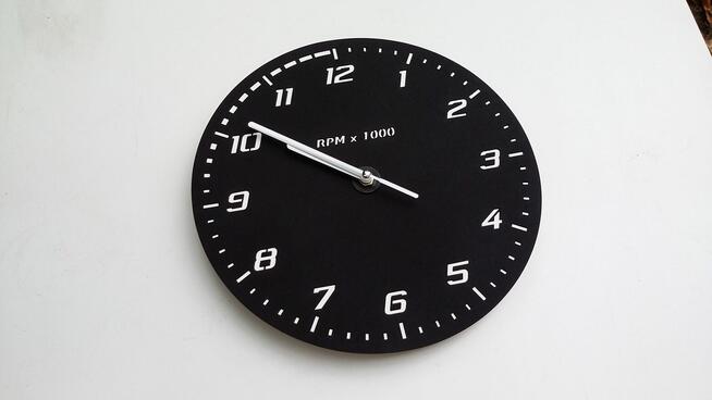Zegar ścienny stylizowany na obrotomierz