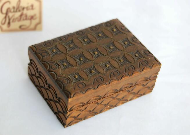 Drewniana szkatułka rzeźbiona inkrustowana mosiądzem PRL