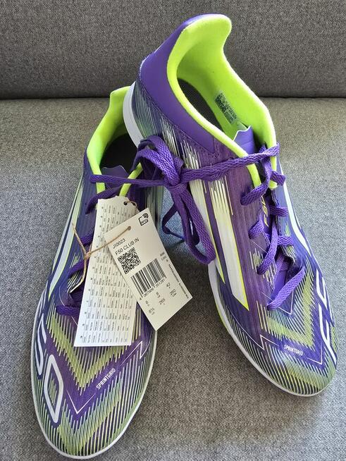 Buty sportowe Adidas.