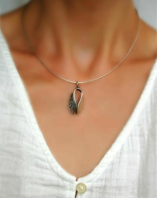 Stary wisiorek srebrny łezka kwiaty secesja srebro PRL