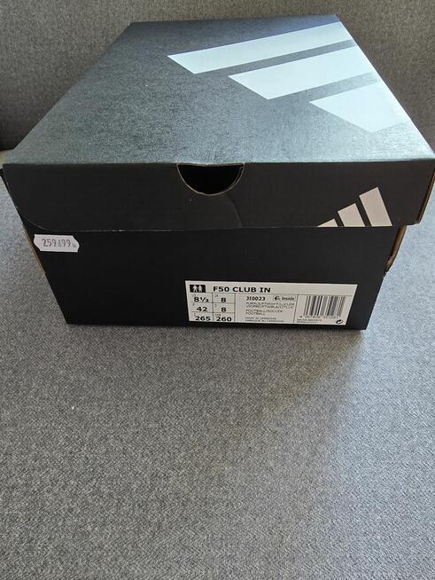 Buty sportowe Adidas.