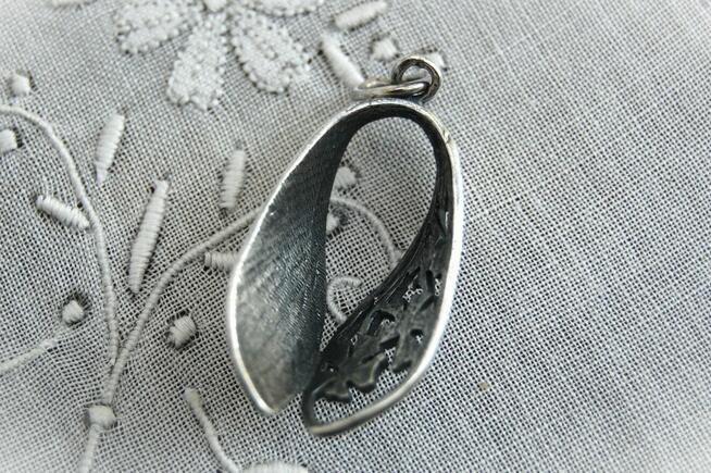 Stary wisiorek srebrny łezka kwiaty secesja srebro PRL