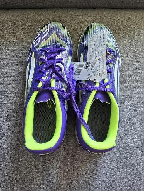 Buty sportowe Adidas.