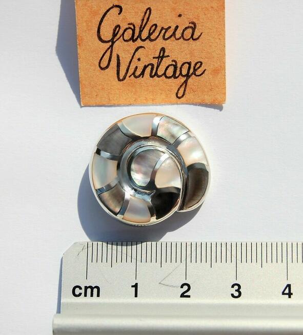 Wisior na łańcuszku, muszla, masa perłowa, srebro pr. 925