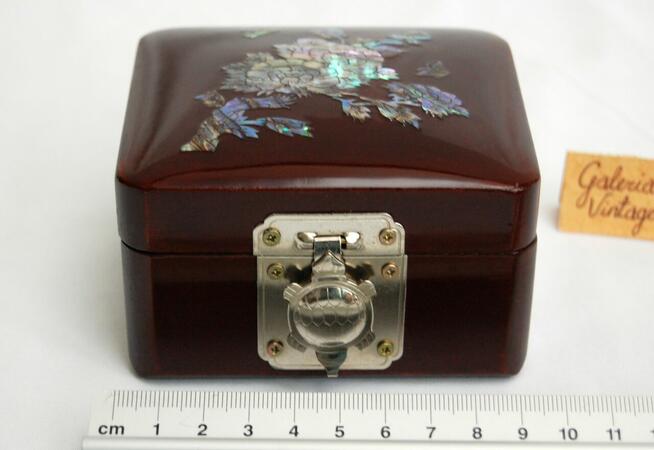 Szkatułka z laki bordowa laka inkrustowana masą perłową