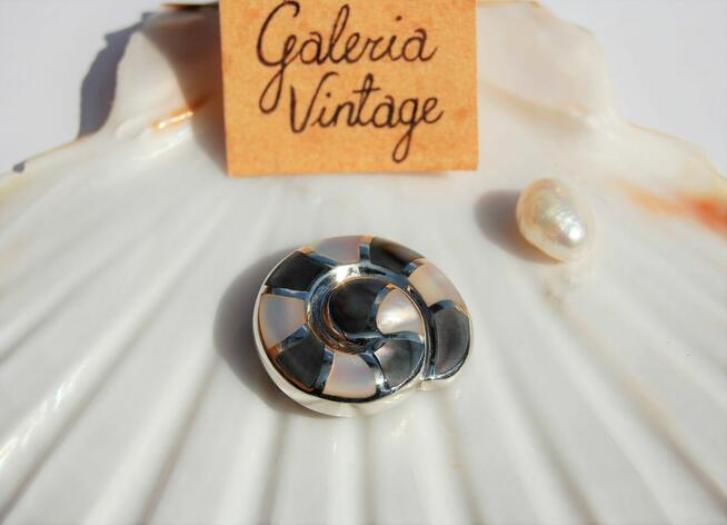 Wisior na łańcuszku, muszla, masa perłowa, srebro pr. 925