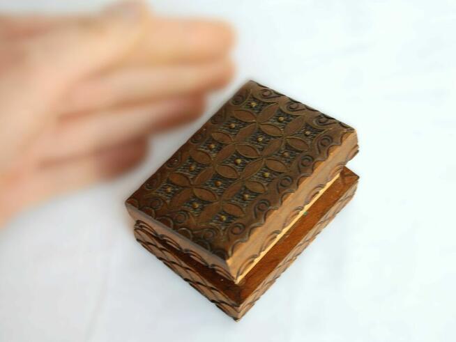 Drewniana szkatułka rzeźbiona inkrustowana mosiądzem PRL