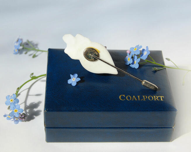 Porcelanowa broszka Coalport kwiaty fiołki vintage porcelana
