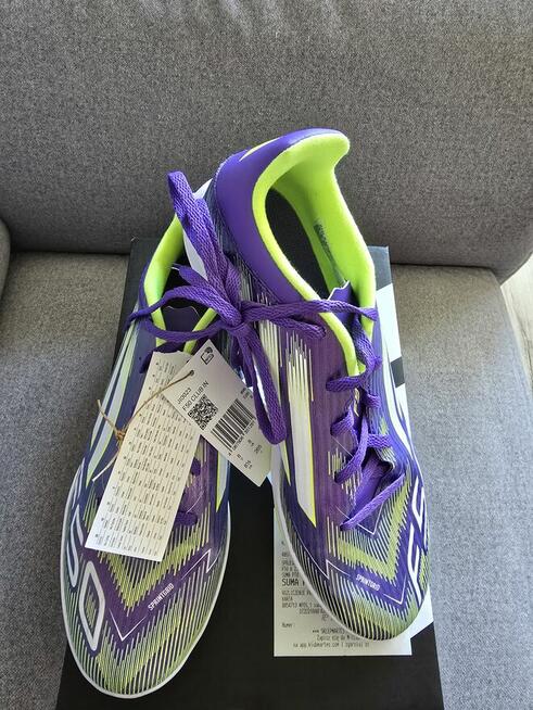 Buty sportowe Adidas.