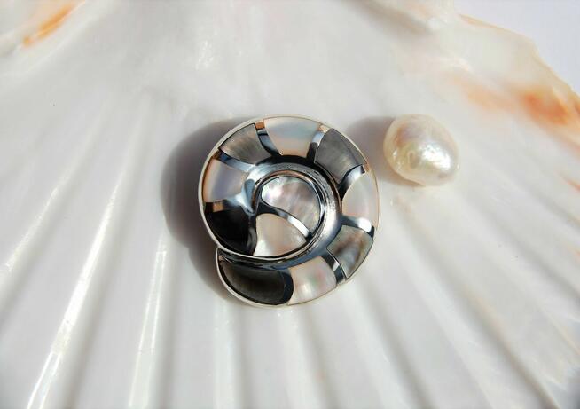 Wisior na łańcuszku, muszla, masa perłowa, srebro pr. 925