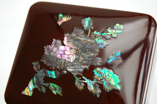 Szkatułka z laki bordowa laka inkrustowana masą perłową