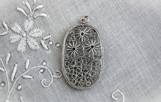 Stary wisiorek srebrny, filigran, kwiaty srebro vintage PRL