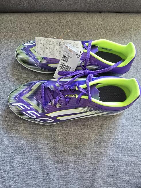 Buty sportowe Adidas.