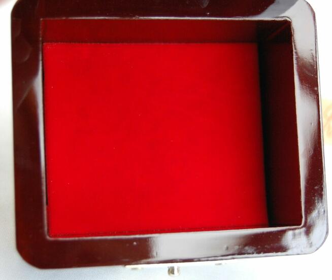 Szkatułka z laki bordowa laka inkrustowana masą perłową