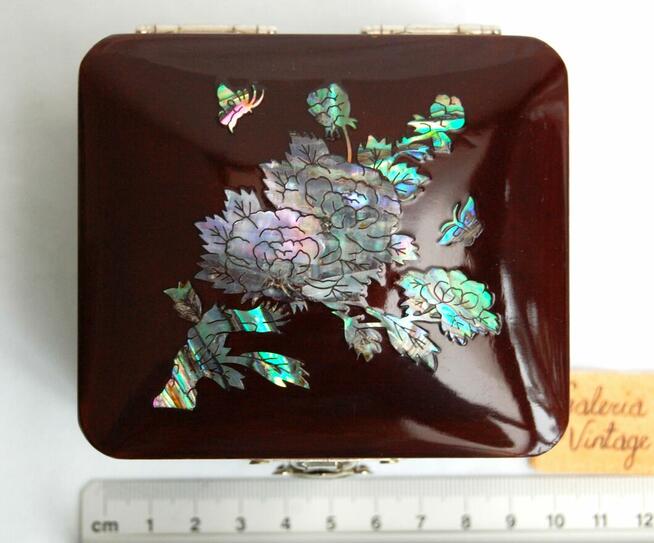 Szkatułka z laki bordowa laka inkrustowana masą perłową