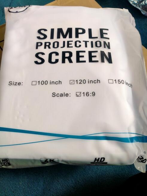 Projektor z ekranem materialowym