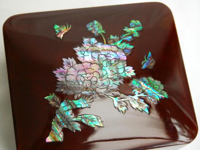 Szkatułka z laki bordowa laka inkrustowana masą perłową