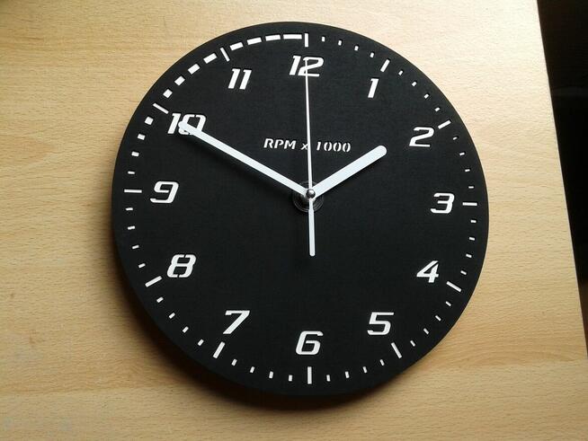 Zegar ścienny stylizowany na obrotomierz
