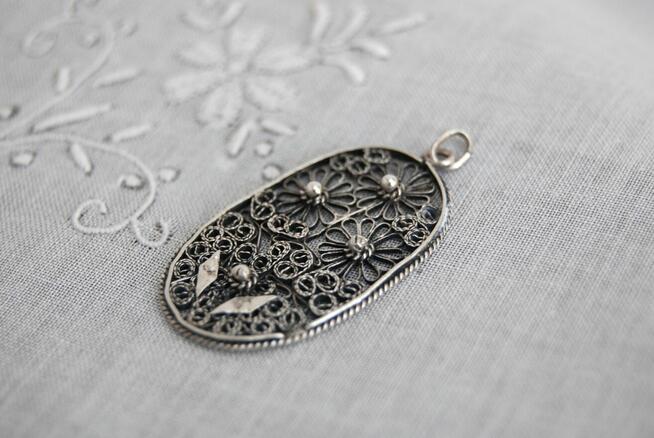 Stary wisiorek srebrny, filigran, kwiaty srebro vintage PRL