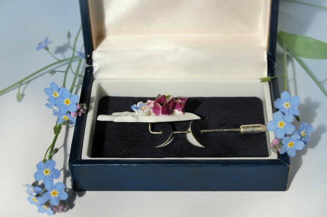 Porcelanowa broszka Coalport kwiaty fiołki vintage porcelana