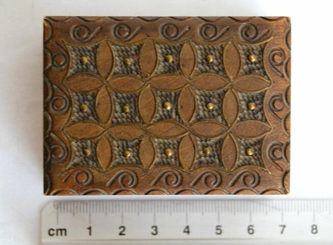 Drewniana szkatułka rzeźbiona inkrustowana mosiądzem PRL