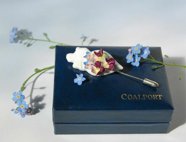 Porcelanowa broszka Coalport kwiaty fiołki vintage porcelana