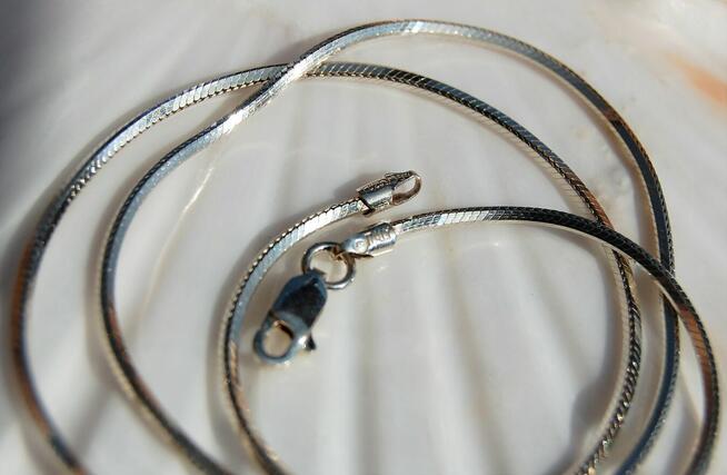 Wisior na łańcuszku, muszla, masa perłowa, srebro pr. 925