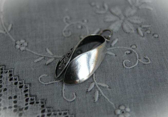 Stary wisiorek srebrny łezka kwiaty secesja srebro PRL