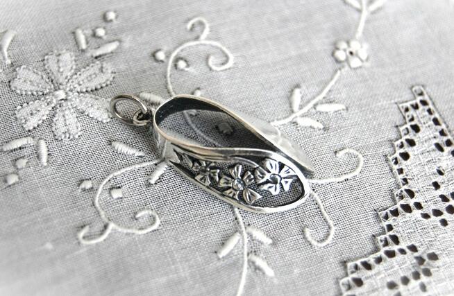 Stary wisiorek srebrny łezka kwiaty secesja srebro PRL