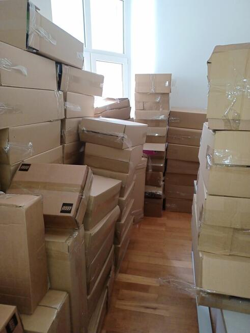 Syndyk sprzeda towar handlowy w postaci różnych zabawek