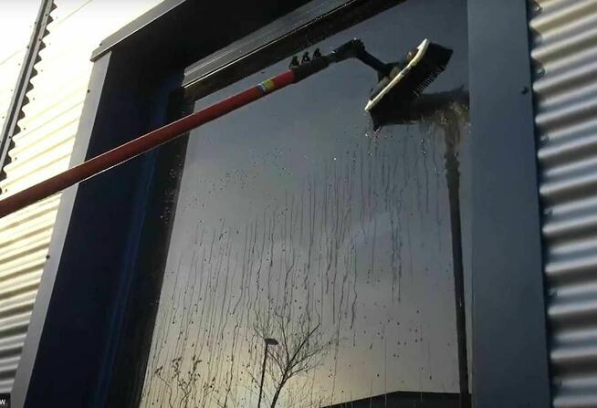 Mycie okien, fasad szklanych i aluminiowych