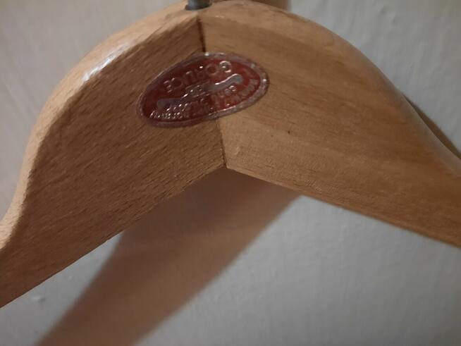 Wieszaki drewniane, lakierowane.