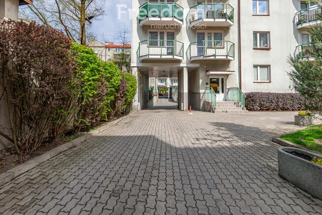 Miejsce parkingowe w hali garażowej, oddzielna KW.