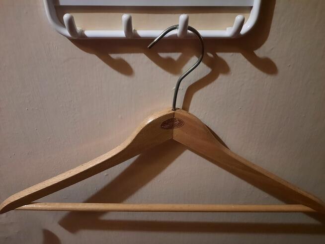 Wieszaki drewniane, lakierowane.