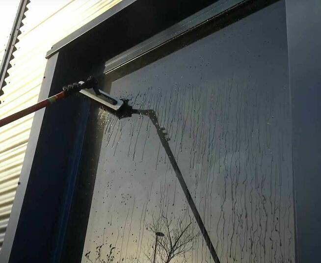 Mycie okien, fasad szklanych i aluminiowych