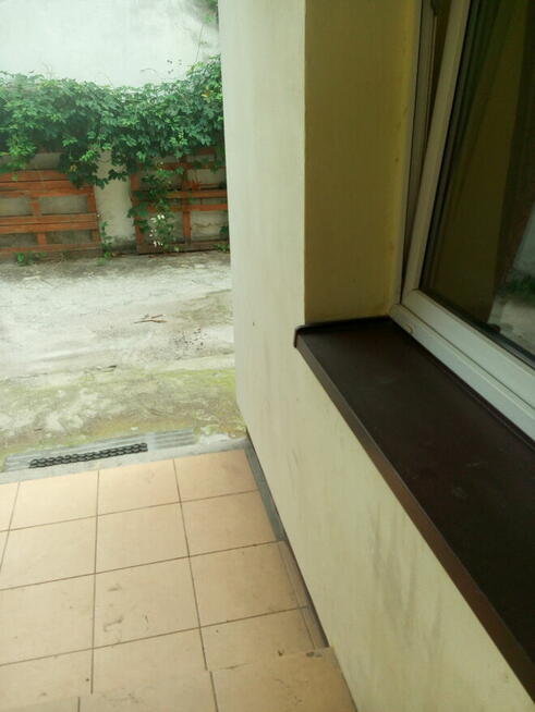 w Grodzisku 175m . 2 osobne budynki 300m od SP2