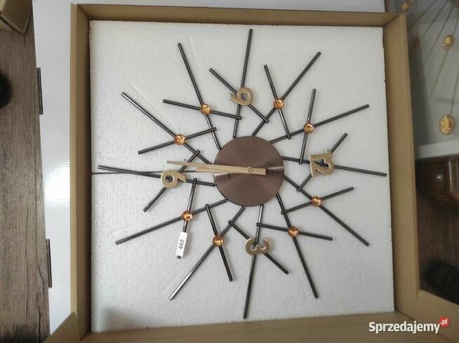 Syndyk sprzeda zegary ścienne i naręczne