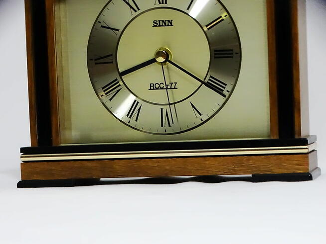 Elektroniczny zegar sterowany radiowo SINN ROCC-71E w kolorz