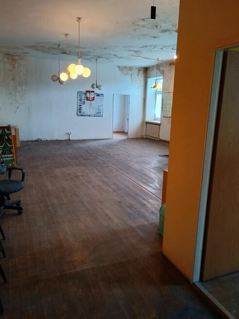 Duża sala na kursy tańca sztuki walki ćwiczenia zajęcia