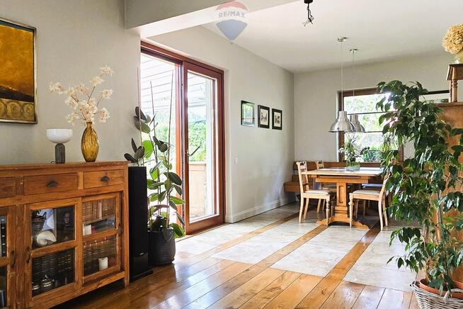 DOM OTULONY ZIELENIĄ NA BIAŁOŁĘCE