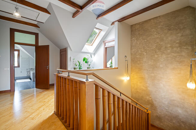 DOM OTULONY ZIELENIĄ NA BIAŁOŁĘCE