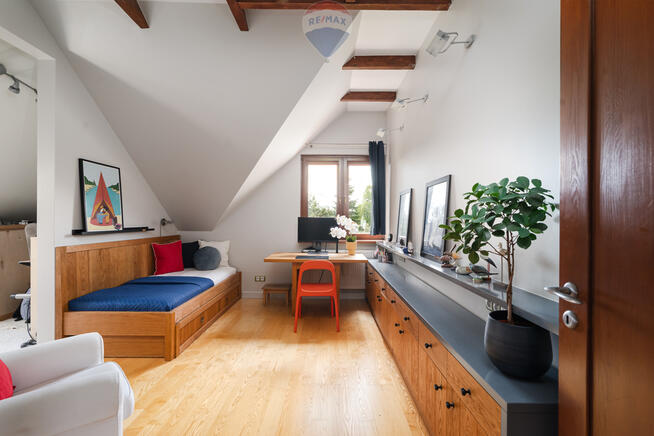 DOM OTULONY ZIELENIĄ NA BIAŁOŁĘCE