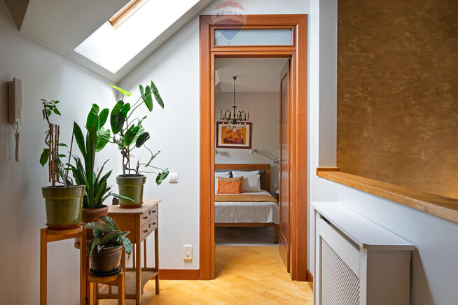 DOM OTULONY ZIELENIĄ NA BIAŁOŁĘCE