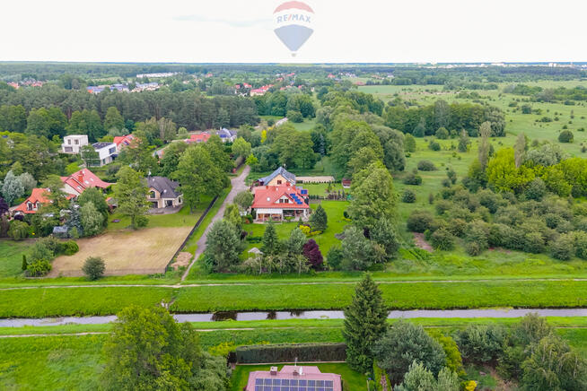 DOM OTULONY ZIELENIĄ NA BIAŁOŁĘCE