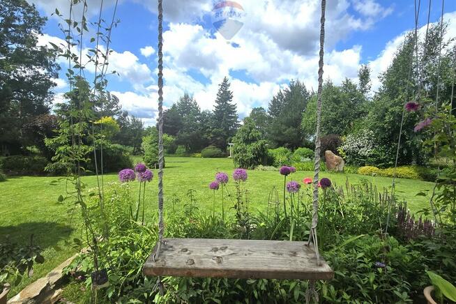 DOM OTULONY ZIELENIĄ NA BIAŁOŁĘCE