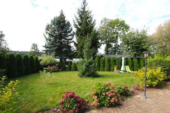 Działka rekreacyjna z domkiem przy jeziorze.