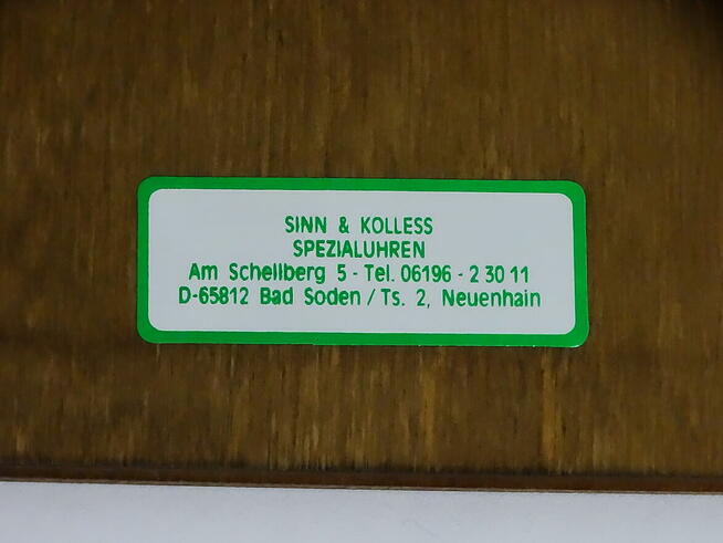 Elektroniczny zegar sterowany radiowo SINN ROCC-71E w kolorz